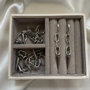 Bella earrings  - 45kr per par 🩷 kika gärna in de andra annonserna som jag lagt ut för liknande smycken🌸