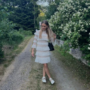 By melina klänning 🤍 - Säljer nu min super fina by melina klänning då jag inte får användning av den, använd ca 2ggr. 1500 vid snabb affär. ❤️‍🔥tryck ej på köp nu ❤️‍🔥