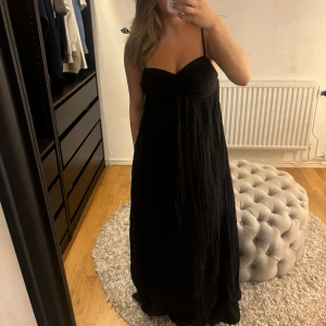 Adoore klänning - Jättefin klänning från adoore som endast är testad, aldrig använd