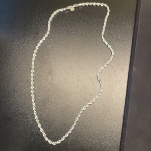 Cordell kedja silver - Cordell kedja med äkta silver 925. Helt oanvänd och säljes åt min brorsa då han köpte fel storlek. Den är 4mm i bredd och 60cm i längd. Pris kan diskuteras!