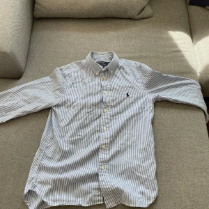 Ralph lauren skjorta - Väldigt fin och stilren skjorta. Storleken är xs men kan passa s. Skick 9/10