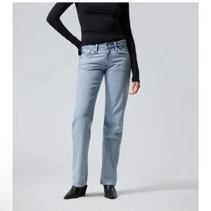 Lågmidjade jeans weekday - Säljer skit snygga lågmidjade jeans från weekday❤️ modellen ”arrow low” i fin blå färg! Nypris är 590, säljer för 359🥰 avklippta längst ner för att passa någon som är ca 165❤️ storleken är W23, L32, ca XS/XXS❤️