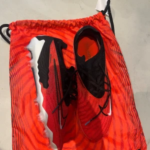 Oanvända skor till förstjälning. - Storlek 42. Helt oanvända! Phantom Testat dom en träning