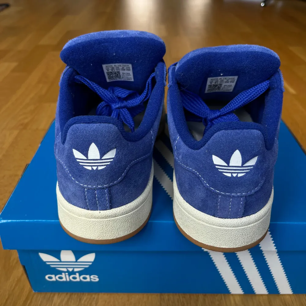 Adidas campus 00, helt nya (dock prislapp borttagen), med orginalkartongen kvar! Endast testade inomhus några gånger! Det finns några jättesmå vita noppor vid hälen som har blivit från mina strumpor då jag provat dom men inget som märks!. Skor.