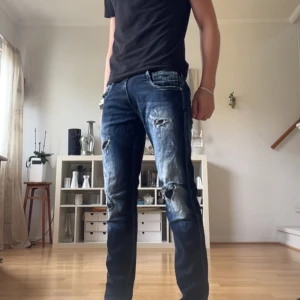 Replay Anbass Jeans - Ett par riktigt feta replay anbass jeans med feta slitningar. Perfekta nu inför hösten med en mörkare marinblå faded färg. De är i bra skick och är köpta för 1700 nya. Storlek: W28 L30 Passform: Slim fit Hör av er om ni har frågor!