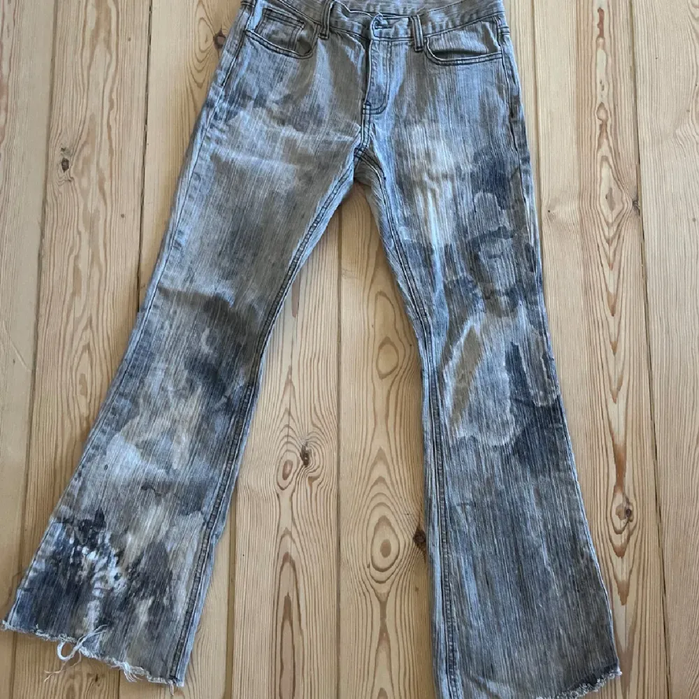 Jätte snygga brandy Melville jeans som jag har blekt och klippt av! Super unika och jätte snygg passform! Passar 160 och i den längden! 🤍🤍🤍🤍. Jeans & Byxor.