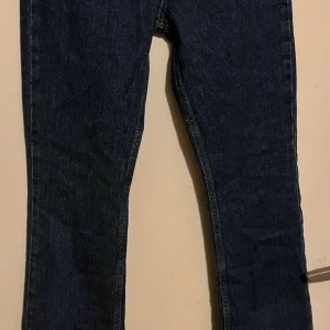Jeans!! - En helt otrolig färg på jeans, tyvärr passar de inte och vill nog bli av med de. Storlek 34 Ordinarie pris:500kr Kan dock diskuteras vid snabb affär!  