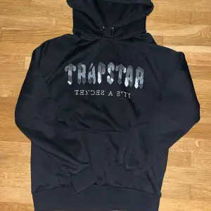 Skit fet Trapstar hoodie nästan helt oanvänd perfekt nu till hösten passa på o köp! Pris kan diskuteras vid snabb affär.