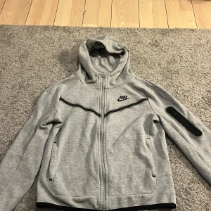 Nike tech fleece - Storlek 147 väldigt bra kvalitet bara använd ett fåtal gånger skriv till mig vid nån fundering😁