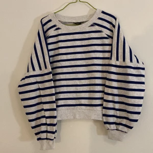 Tröja  - En randig tröja💙