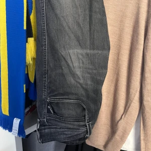Replay slim fit - Hyfsat skick, mycket stretchiga, en defekt på baksidan, feta till hösten. Priset är inte hugget i sten. Bara att skriva vid funderingar och frågor. Vid köp av båda jeansen får ni de mycket billigare 