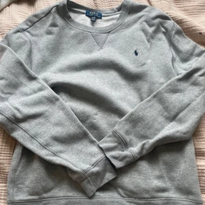 Ralph lauren tröja - Säljer då jag aldrig använder längre. Köpte då tanken va att jag skulle ha de som en pyjamas tröja så därför är strlken xl men skulle säga att det är strlk m❤️ Dom är små i storleken💓