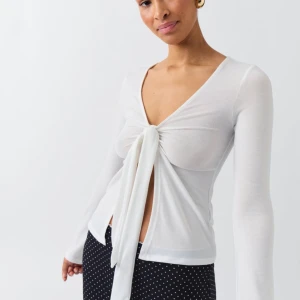 vit tie front long sleeve top🌸 - Jag säljer min fina tröja från gina tricot använd vid ett tillfälle så den är som ny är i storlek xs hör av dig vid fler frågor💕