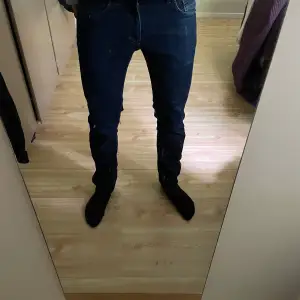 Säljer ett par feta jeans från Tiger of Sweden i modellen Iggy. Skick 8/10.  Slim fit, storlek 29/32. Hör av er vid funderingar 