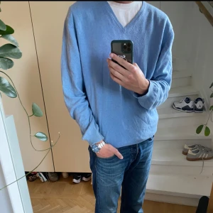 Kashmir v-neck - Sjukt snygg v-neck från märket Joseph and Lyman i 100% Kashmir. Inga defekter. Perfekt till hösten.  Hör av dig om fler bilder eller frågor. 