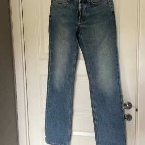 Weekday jeans modell pin- oanvända - Helt oanvända, supersnygga jeans från weekday i storlek W25 L32 i ljusblå tvättning. Säljer då de tyvärr inte passar mig längre. Knappar hela vägen som knäppning. Se bilder på weekdays hemsida för passform på denna modellen. Nypris är 600 kr.