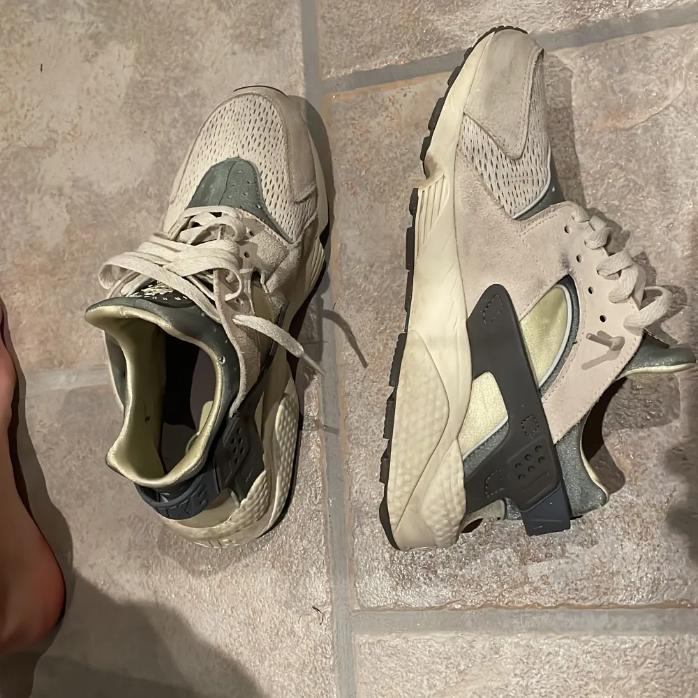 Nike skor, inget slit bara lite smutsiga lätt att tvätta bort . Skor.