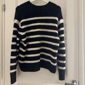 Fin stickad tröja - Är använd 1 gång. Är som ny. Nypris 250, mitt pris 150