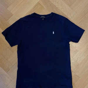 Ralph Lauren  - Ralph Lauren T shirt. Mörkblå 