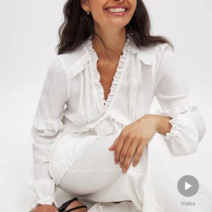 Blus  - Vit blus från nakd använd men fortfarande i gott skick! Har tröttnat på den och vill därav sälja annars är den superfin, storlek S/36 men passar även 34, nypris 399kr