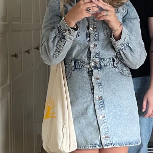 Jeansklänning  - Jeansklänning från zara, helt slutsåld. Storlek L Bra skick
