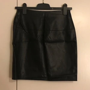 Faux läder kjol - Aldrig använd, legat vikt i garderoben, därav rynkor, behöver bara en strykning och så är den som ny. Köpt på Asos, storlek M