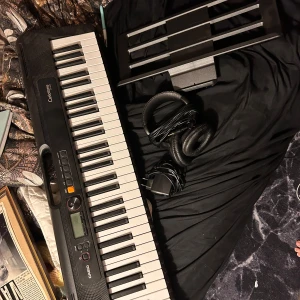 Keyboard ct-s200 - Nypris 1800kr Använd kanske max 5 gånger Samlar bara damm