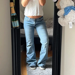 lågmidjade jeans - säljer fler liknande lågmidjade bootcutjeans💕 midjemått: ca 41 innerbenslängd: ca 84