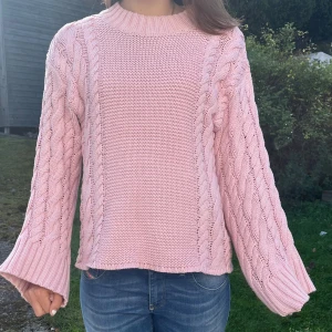 Rosa stickad tröja  - Jättefin rosa grovstickad tröja från Gina som är perfekt till hösten! Säljer då den inte kommer till användning💗💗