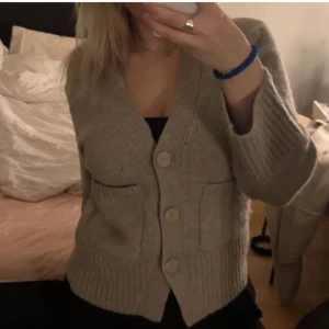 Kofta - Säljer min bruna stickade kofta från Gina 