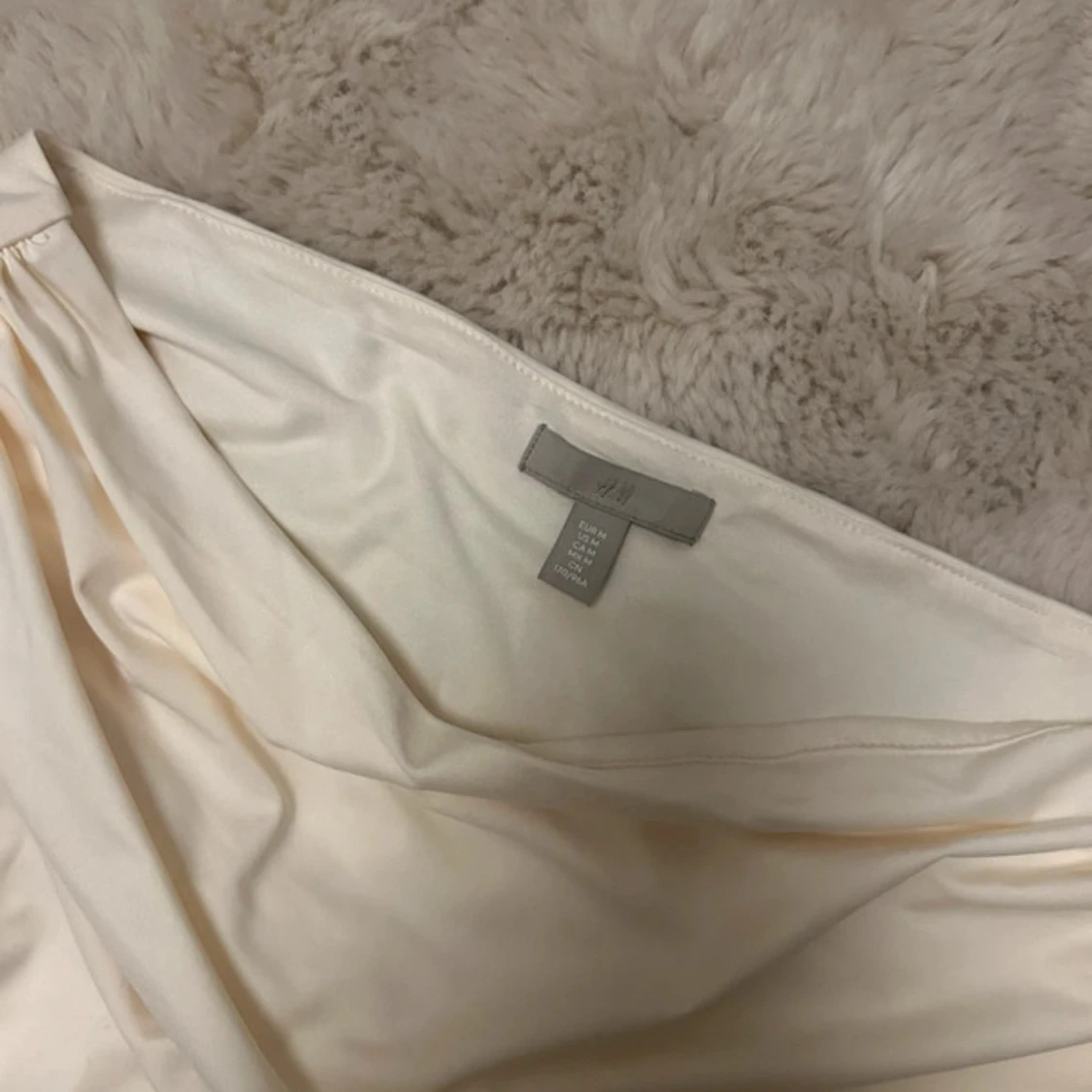 Vit draperad oneshoulder topp från H&M - 90