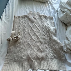 Stickad tröja! - Säljer den här stickade tröjan från primark men köpt från sellpy! Super skön tröja och fint skick❤️