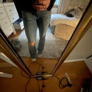 Fin jeans i väldigt bra skick eftersom de knappt kommit till användning Priset kan diskuteras