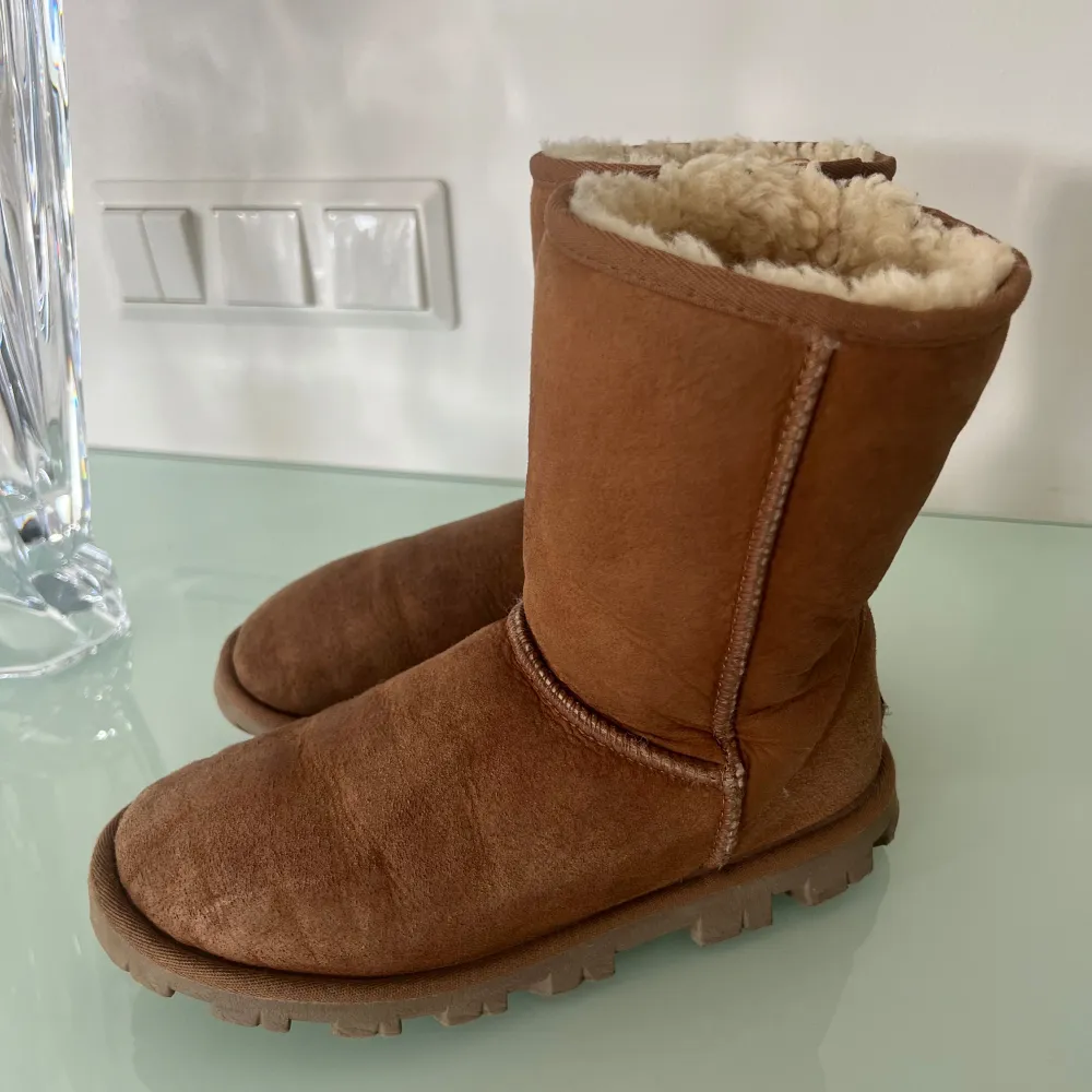 Äkta UGGs skor som behöver ett nytt hem. De är väl använda och därav priset men ändå i väldigt bra skick. Går att fixa till de med mocca borste och medel! 🩷🫶🏽 storlek 37. Skor.