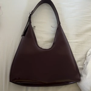 Carin wester bag  - Carin Wester väska i färgen vinröd/burgundy, har några repor men annars i bra skick 