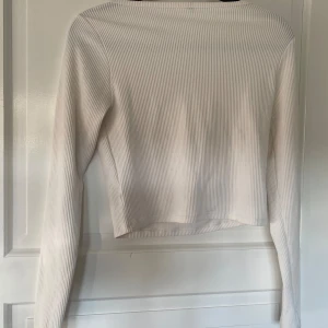 Vit topp - Säljer en superfin vit ribbad topp🤍