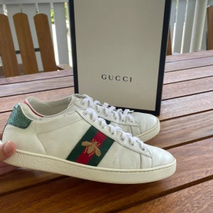 Gucci skor  - Hej! Säljer nu dessa sjukt snygga Gucci skor. Skorna är i superfint skick 9/10. Bara skorna medföljer vid köp  Storlek 38 passar 39