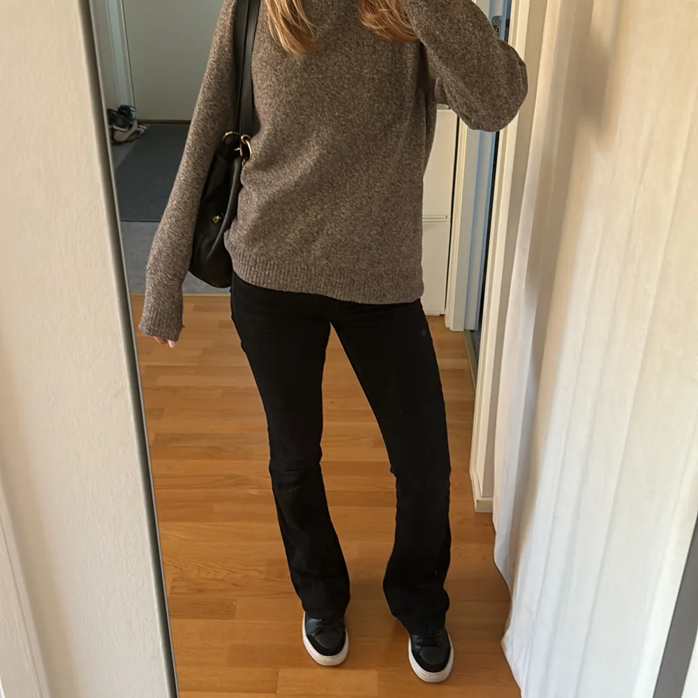 Svarta mid waist jeans från Zara i storlek 34. Stretchigt material. Innerbenslängd = 83 cm. Hör av er vid frågor, bilder osv🌺. Jeans & Byxor.