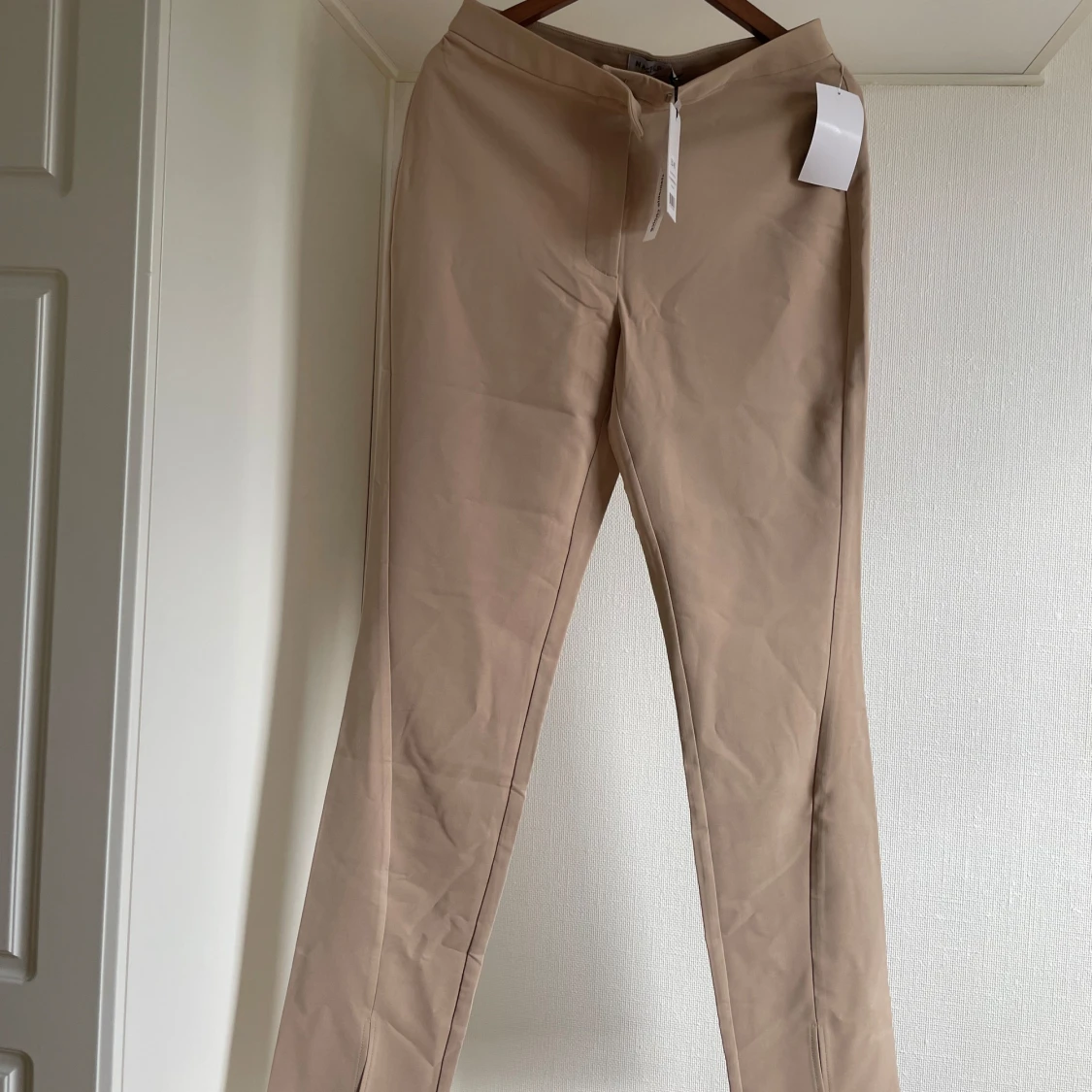 Kostymbyxor beige NA-KD