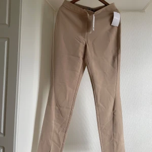 Kostymbyxor beige NA-KD - Storlek 40 oanvända med prislapp på pris 200kr köpta från NA-KD