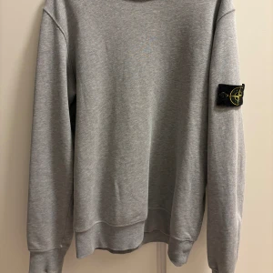 Stone Island tröja - Stone Island tröja i fint skick. Den har för det mesta legat i garderoben då den inte kommer till användning.