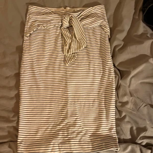 Kjol  - Vit och svart randig kjol från Zara. Köpte den för ett tag sen för ca 90kr men kommer aldrig till användning längre. Jätte skön och inga problem med den! Det går såklart att få bättre bilder 