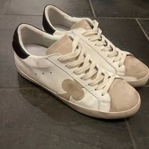 The gallerist skor - The gallerist skor i fint skick i så mycket använda  Storlek 43