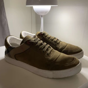 Burberry skor - Säljer nu mina tvär feta burberry skor, Nästan helt nya, Priset kan diskuteras