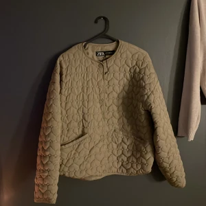Grön jacka  - Jätte fin jacka från zara som inte kommer till andvändning. Den är i jätte bra skick. Pris kan diskuteras.