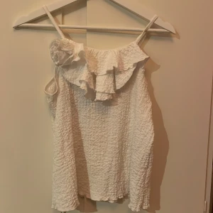 Gulligt linne - Fint linne från zara med en blomma på sig💖 Skriv för fler frågor