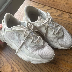 Adidas ozweego - Adidas ozweego dam skor Är i fint skick  Storlek 38 2/3
