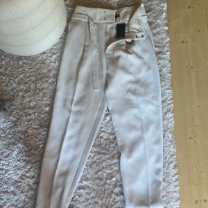 Kostymbyxa  - Oanvänd kostymbyxa från Mango med prislappen kvar,  