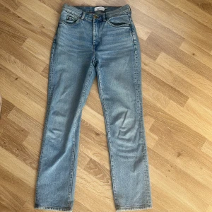 Jeans, &otherstories - Sparsamt använda, raka jeans från &otherstories i storlek W27. Standardlängd.