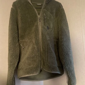 J. Lindeberg fleece zip hoodie - Fet olivgrön j Lindeberg zip fleece i storlek S men den passar nog bättre M, jag är 178 och väger 70 och den är lite stor på mig